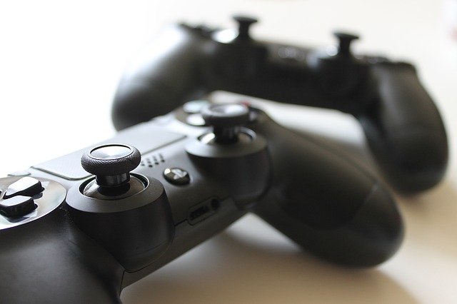 černý joystick