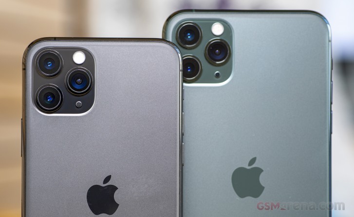 Zadní strana telefonu Iphone zobrazující jejich 3 čočky fotoaparátu.