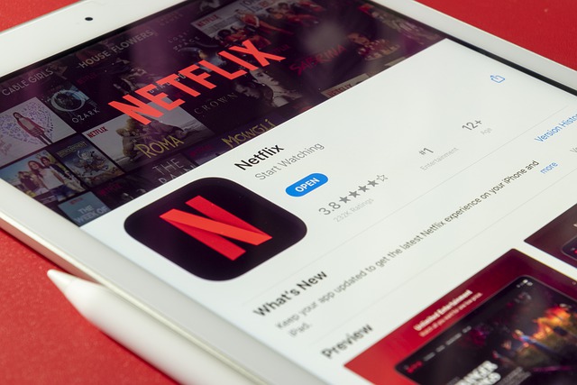 Který se seriál aktuálně trhá rekordy na Netflixu?