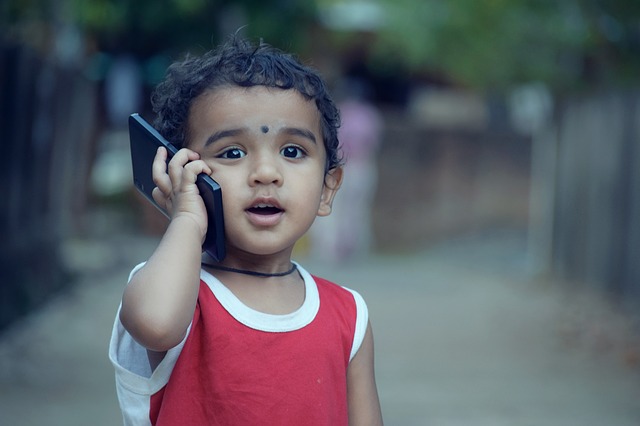 chlapec a telefon