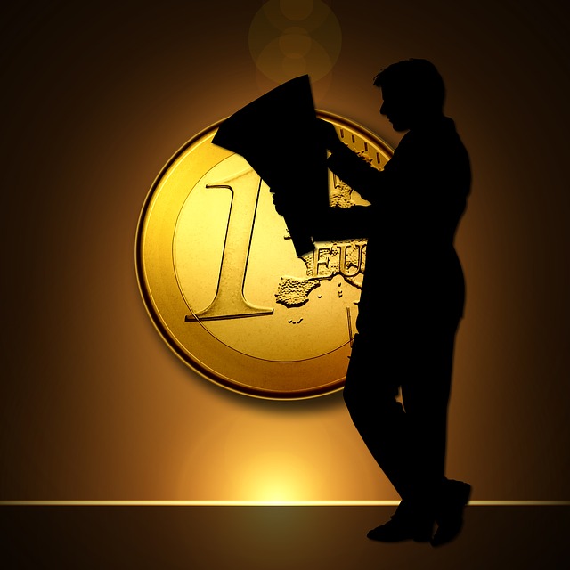 euro mince, silueta muže s novinami