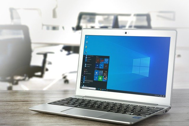laptop na stole