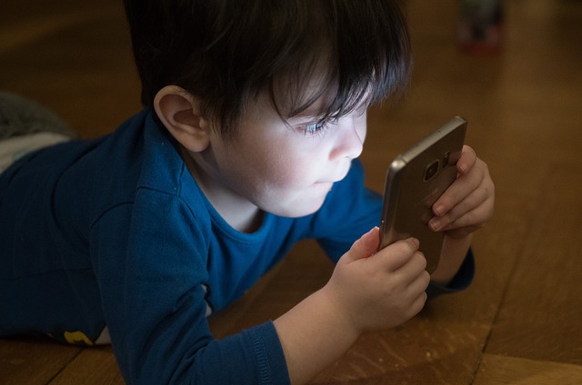 malé dítě s mobilem v ruce