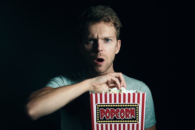 muž sledování filmu