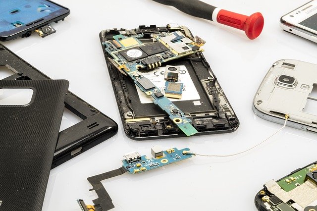 rozebraný mobilní telefon